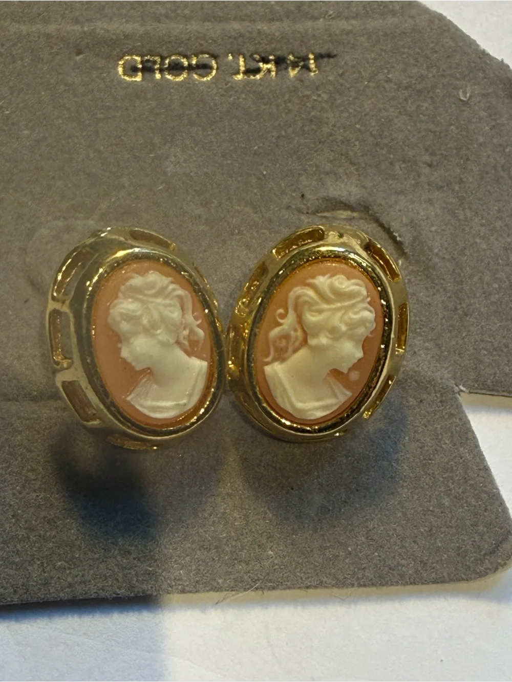 Source Unknown Gold Cameo pierced Earrings - Cream and Peach